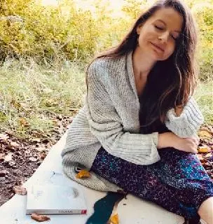 Joanna Majewska-Wróbel na kocu wśród jesiennej przyrody